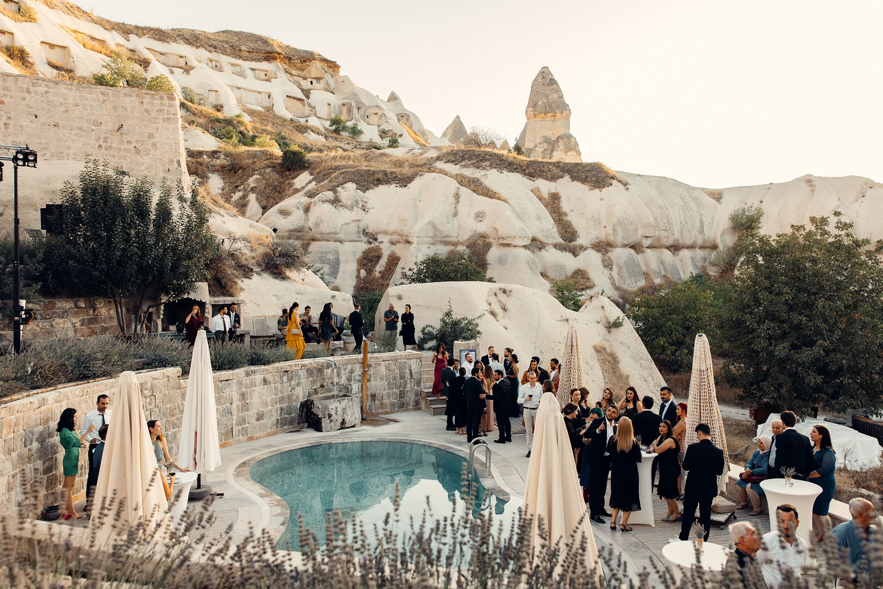 Aiza’nın Aza Cave Hotel’deki bahçesi