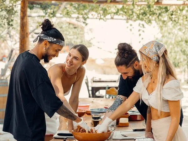 Kapadokya’da birlikte yöresel yemek hazırlığı