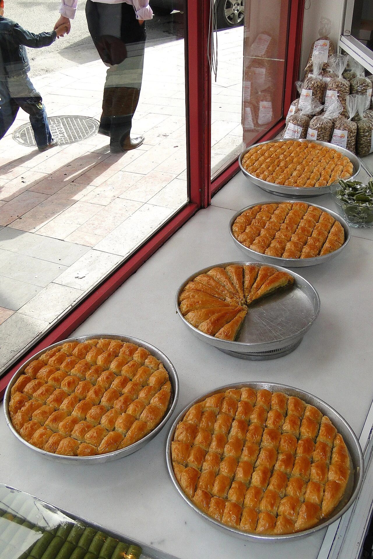Gaziantep’te baklava tepsileri; bölgesel tatlı ustalığı.