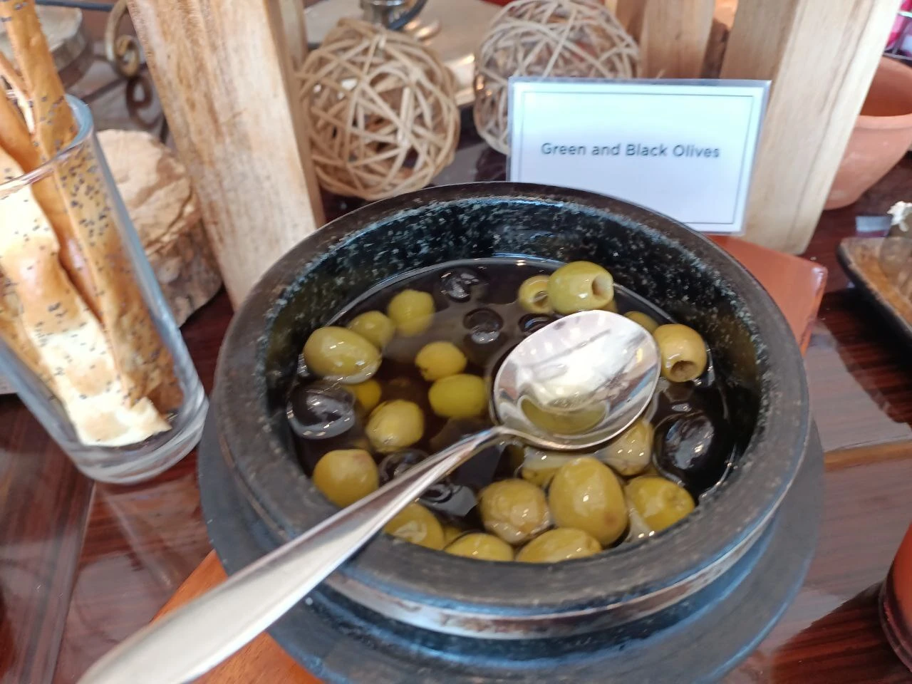 Yeşil ve siyah zeytin; güncel ürün fotoğrafı.