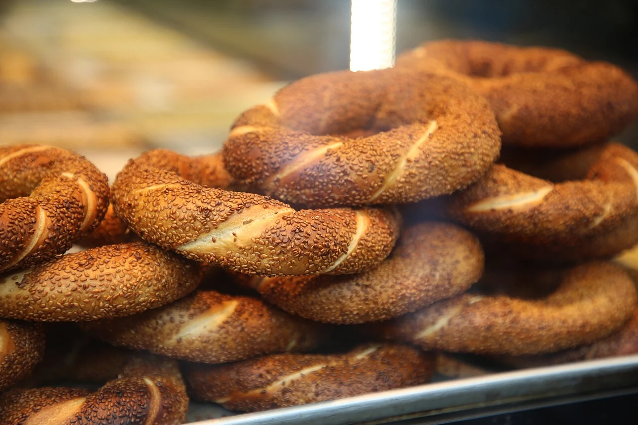 Susamlı simitler; İstanbul’un gündelik sokak lezzeti.