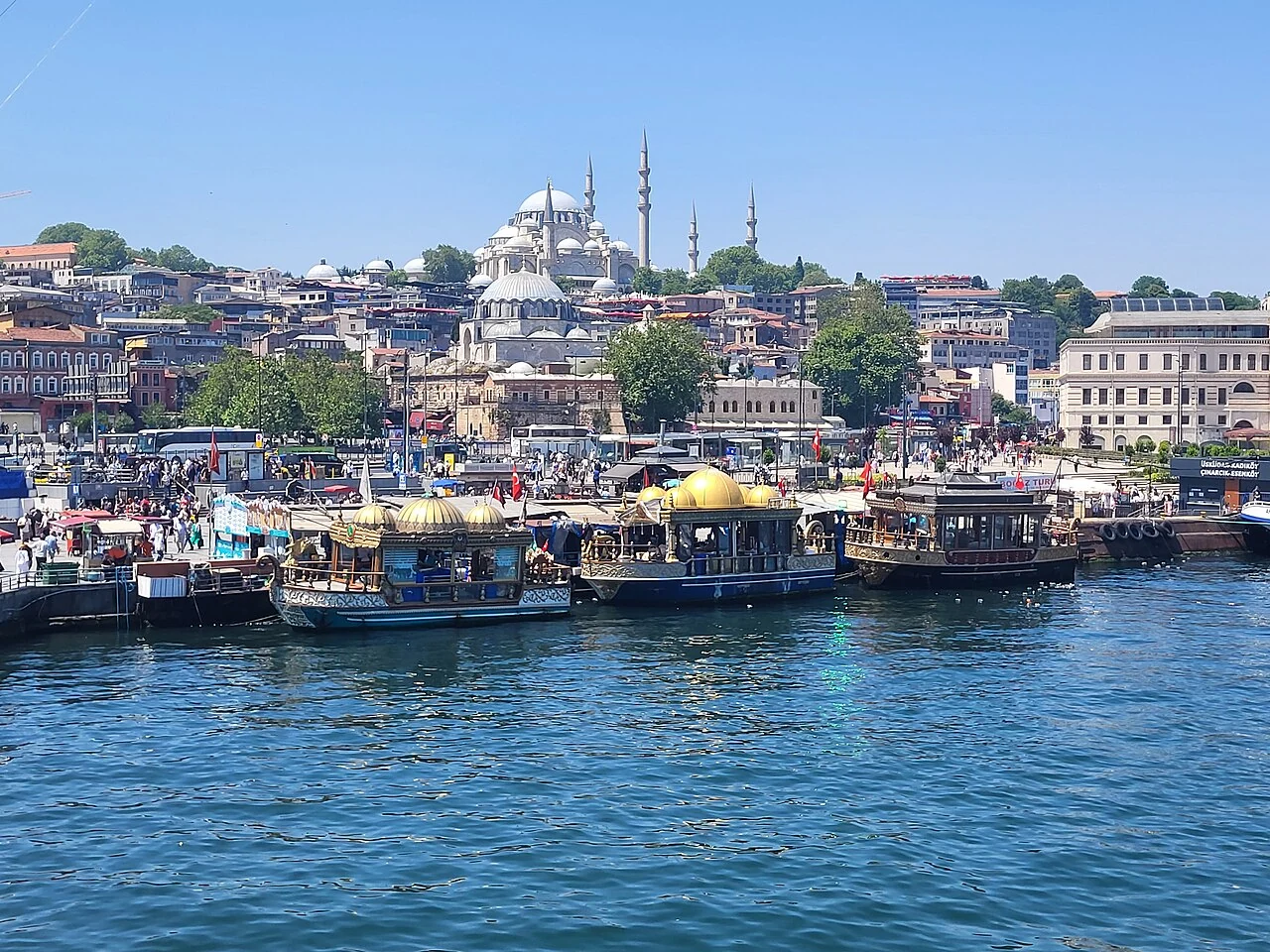 Eminönü’nde balık ekmek tekneleri ve kent manzarası.