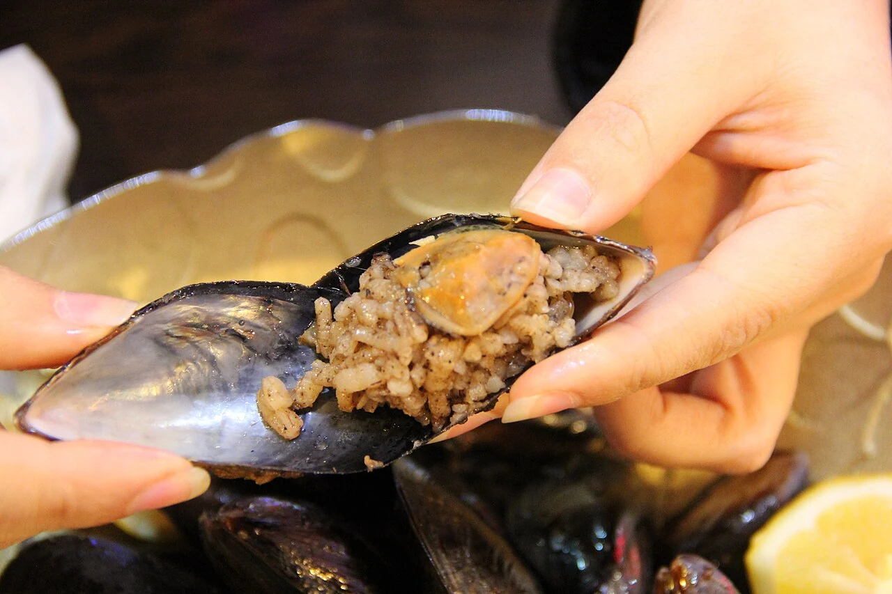İçindeki baharatlı pirinç görülen midye dolma.