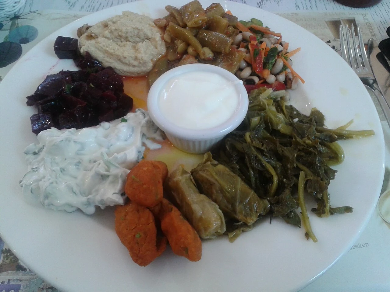 Soğuk meze tabağı; günümüzdeki çeşitli sunumlardan biri.