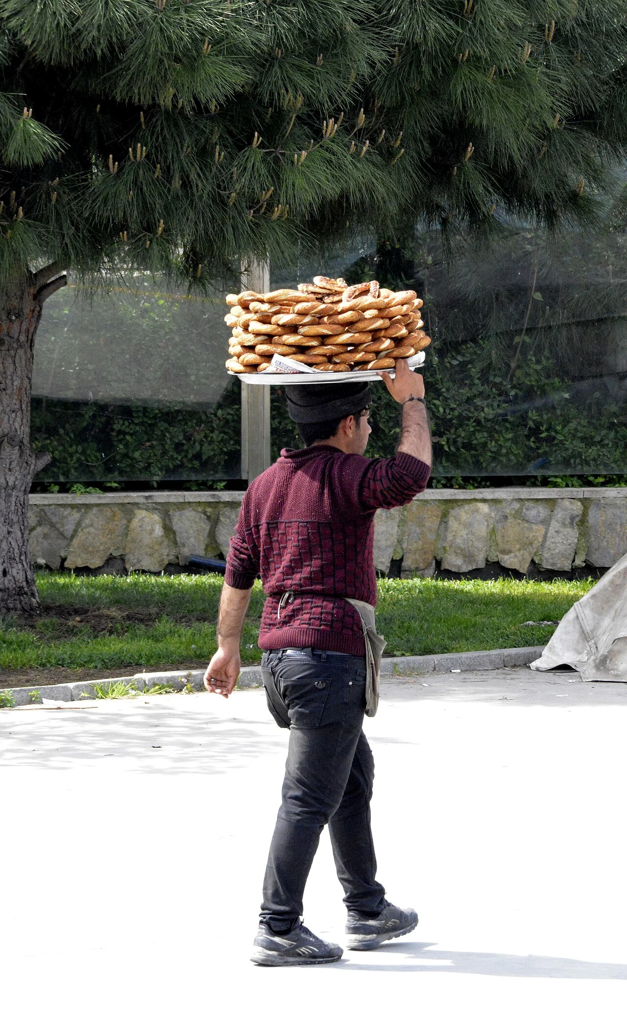 İstanbul’da simit taşıyan sokak satıcısı.