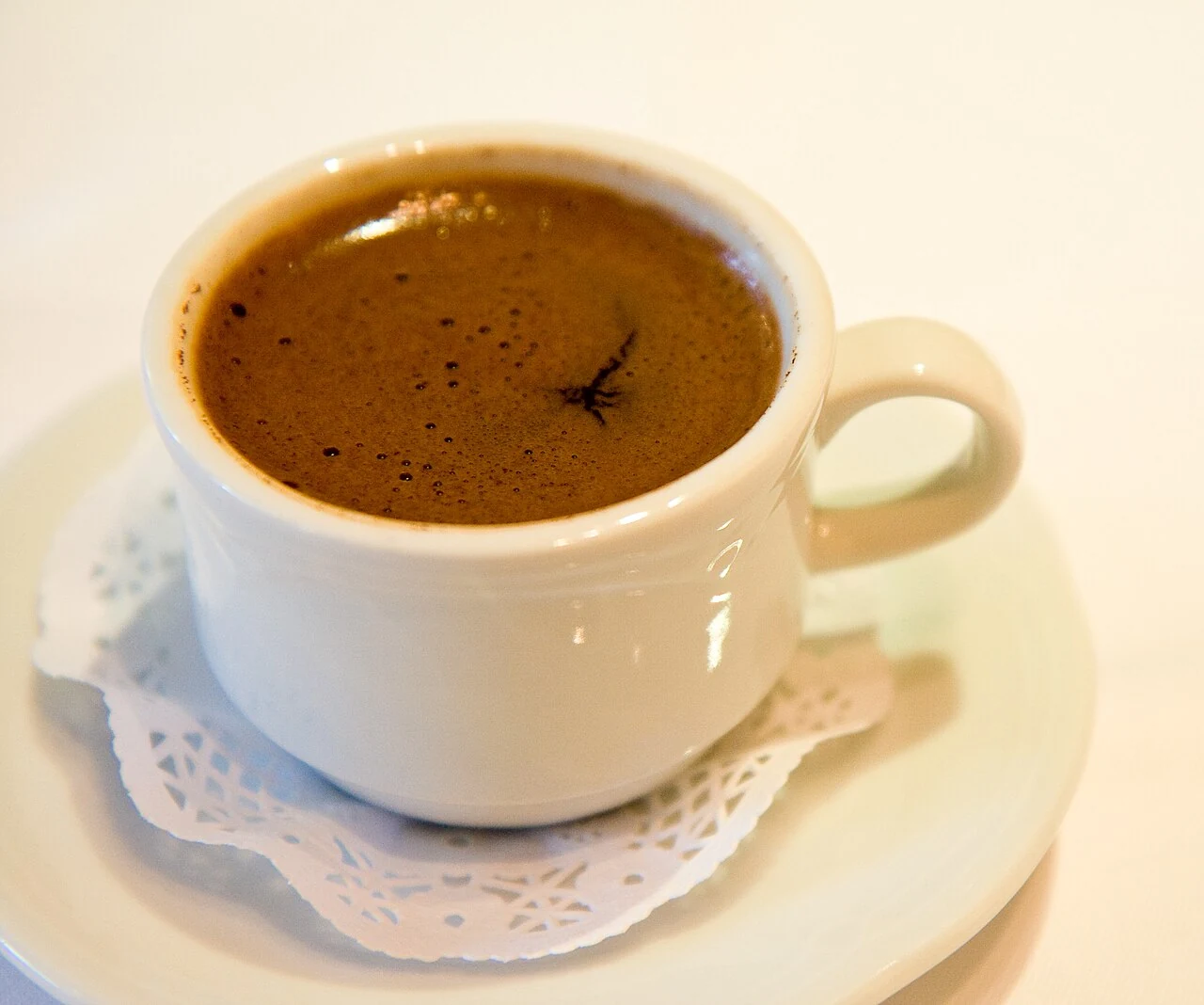 Köpüklü Türk kahvesi; güncel bir fincan sunumu.