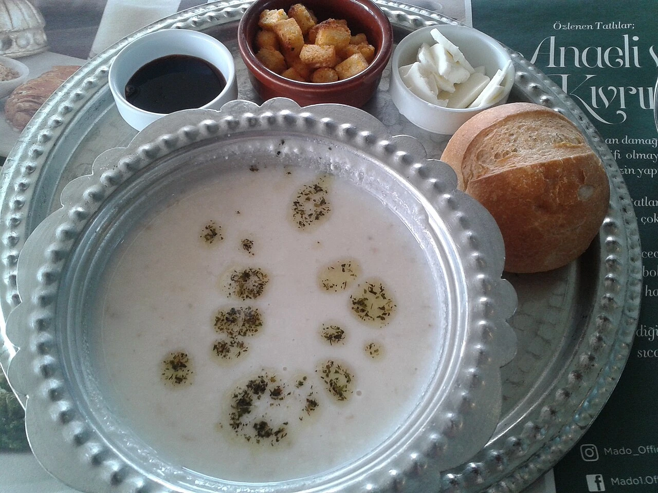 Krutonlu tarhana çorbası; güncel bir yorum.
