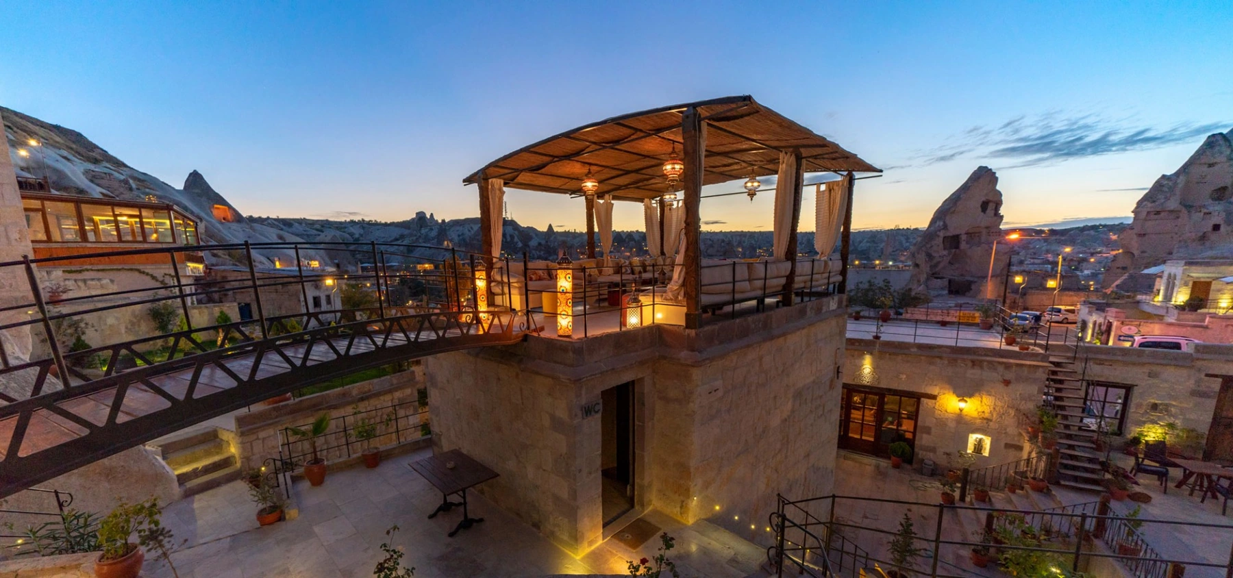 Kaira Rooftop’un bulunduğu Artemis Cave Suites terası