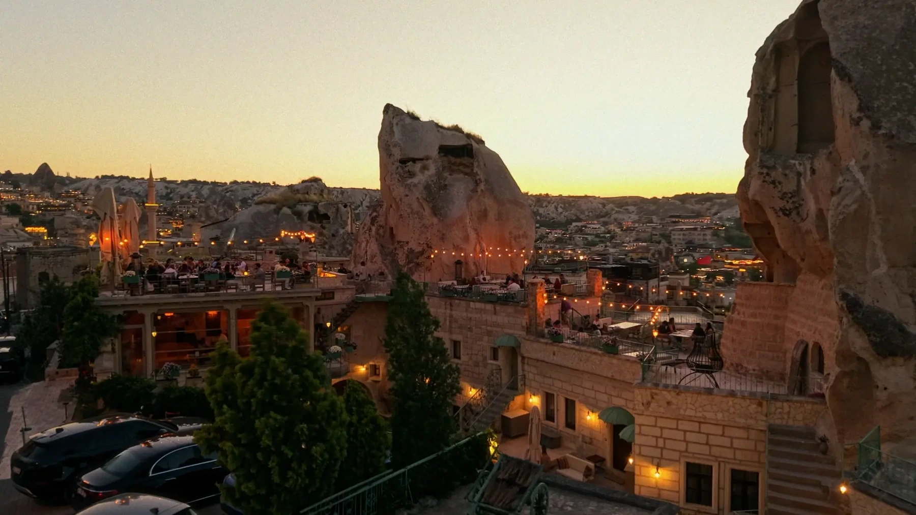 Nana rooftop terasından gün batımında Göreme