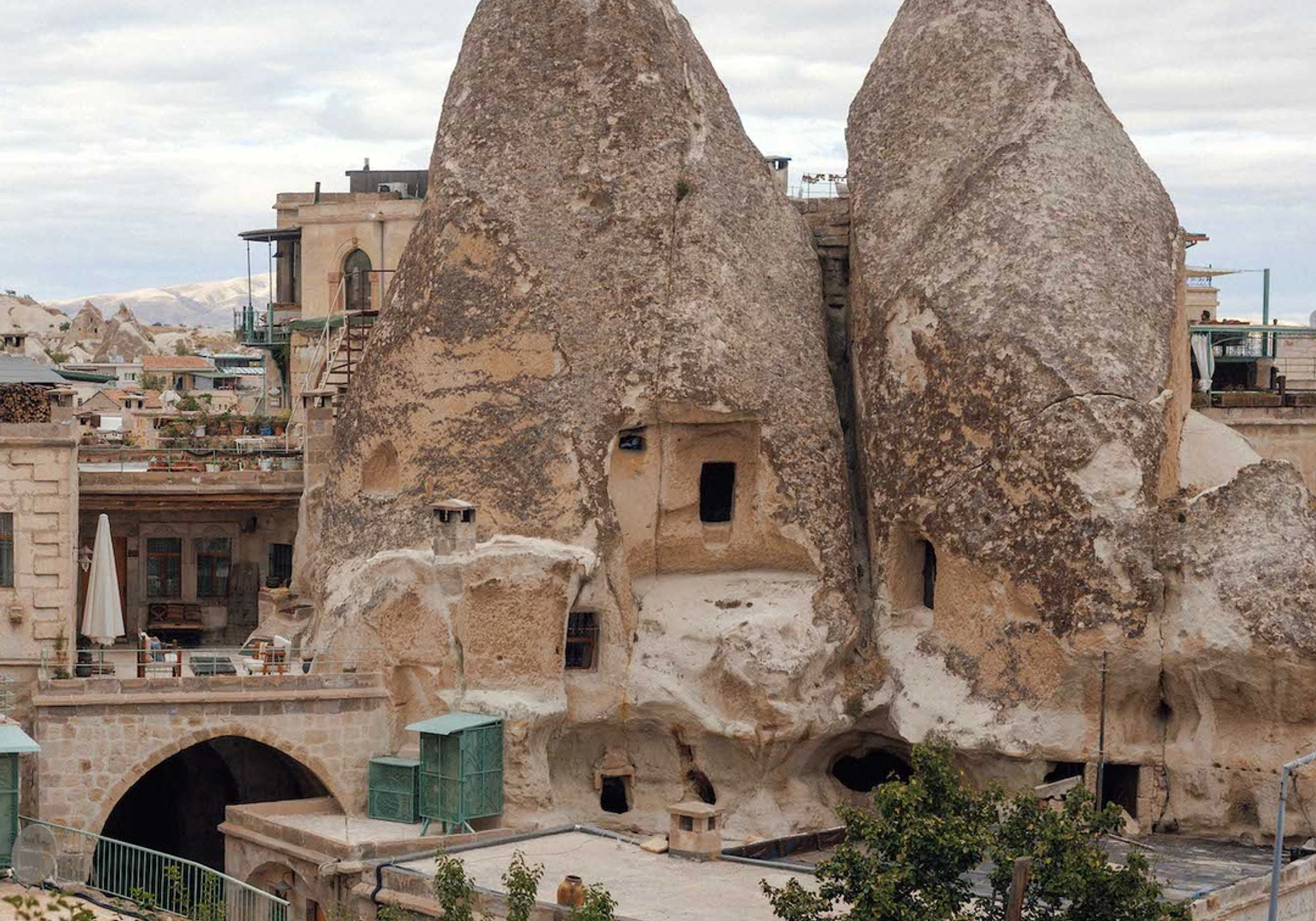Seten Restaurant dış mekânı ve Göreme peri bacaları