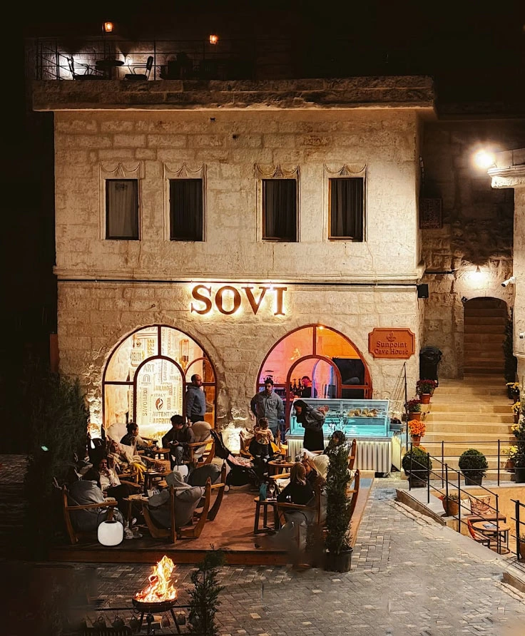 Sovi kafenin taş cephesi ve dış masaları
